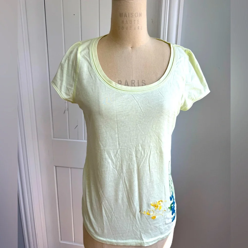 American Eagle Outfitters women’s Yellow Fitted Short Sleeve Tee size XL/L